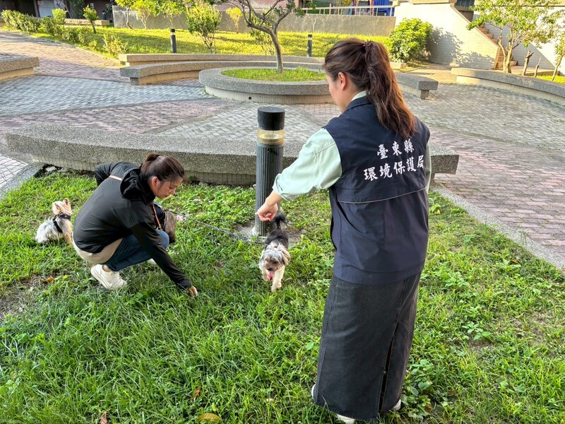 遛狗要繫妥狗繩、帶上狗便撿拾器隨手清狗便